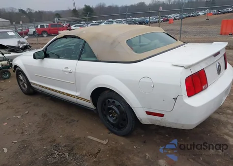 2008 Ford Mustang V6 Deluxe/V6 Premium z USA, uszkodzony, nr VIN 1ZVHT84N385144281